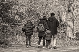 familie går sammen på tur