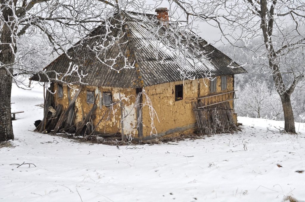 Gult falleferdig hus på vinterstid.